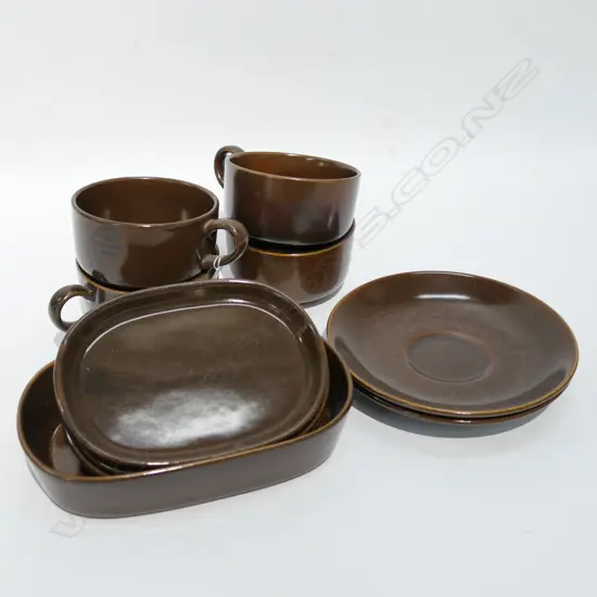 AIR NEW ZEALAND 4 CUPS, 2 SAUCERS, 4 DISHES - CROWN LYNN
