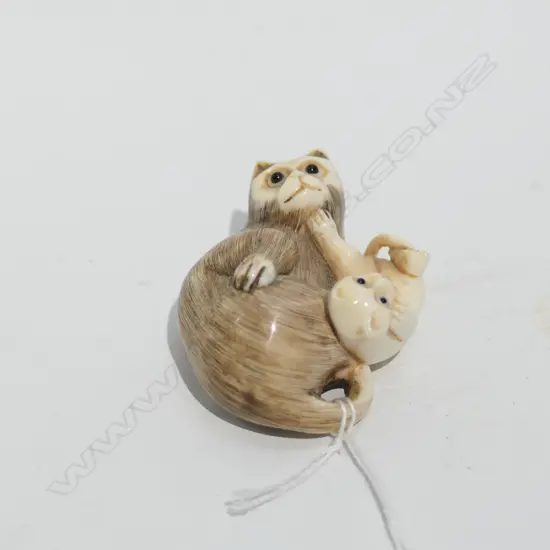 IVORY NETSUKE CAT & KITTEN FINE DETAIL