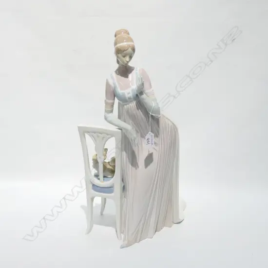 LARGE LLDRO FIGRE WOMAN WITH CHAIR AND DOG H 480 MM