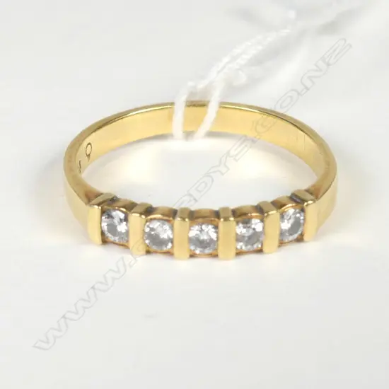 18CT 5 STONE DIAMOND RING 2.28GM