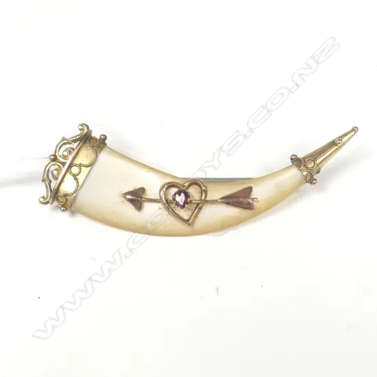 C1900 9CT & MOP BROOCH GARNET GEM ARROW & HEART FITTING