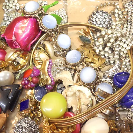 BOX LOT OF DIAMANTE JEWELLERY/ EARRINGS