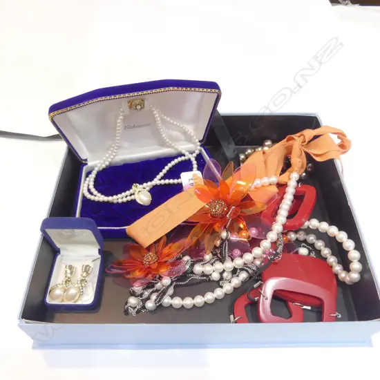 LOT ASSRTD COSTUME JEWELLERY INCL FAUX PEARLS