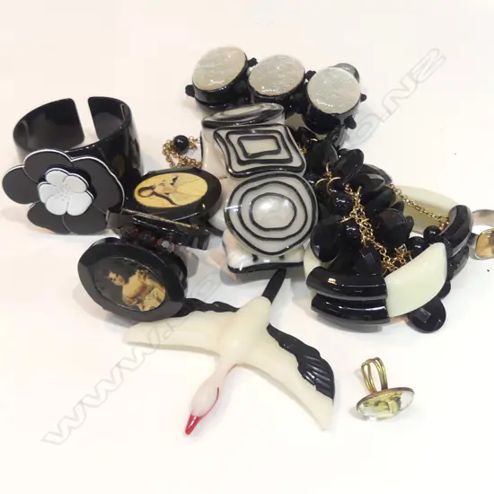 LOT ASSRTD COSTUME JEWELLERY INCL BANGLES ETC