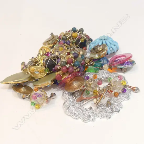 BAG OF MISC COSTUME JEWELLERY