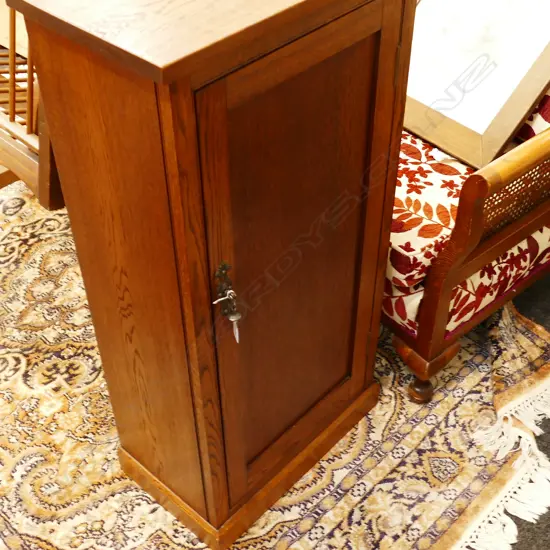 OAK CUPBOARD