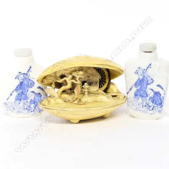 VINTAGE PLASTIC DREAM SHELL & 2 SNUFF BOTTLES
