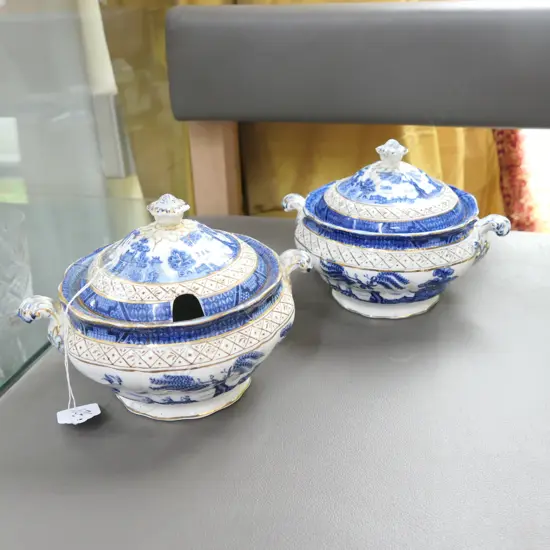 PAIR OF WILLOW PATTERN BOWLS WITH LID
