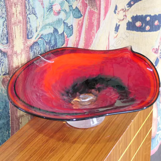 RON VAN DER VLUGT (DE FLUTE STUDIO) WAVY OVAL RUBY RED GLASS FOOTED TAZZA, SIGNED. W300mm