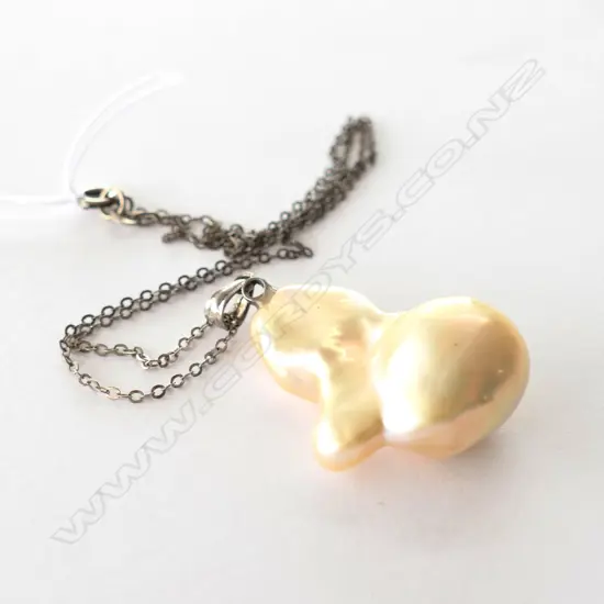 IMPRESSIVE BAROQUE PEARL PENDANT ON SILVER CHAIN
