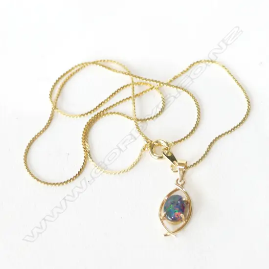 14CT YG TRIPLET OPAL PENDENT, GP CHAIN