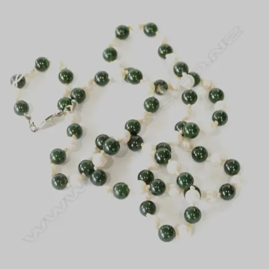 CULTURED PEARL/ GREENSTONE BEAD NECKLACE