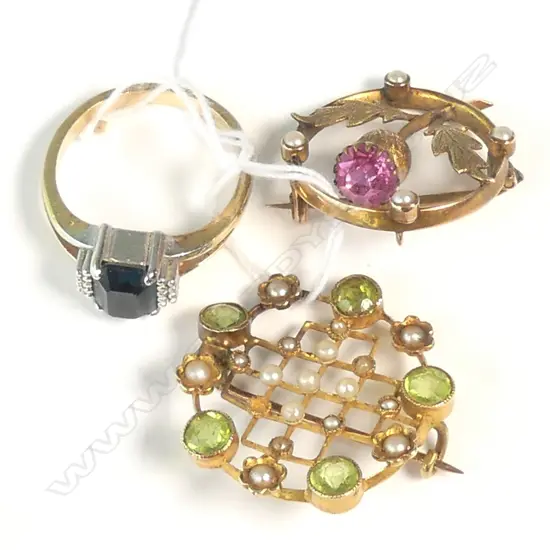 2 GOLD BROOCHES WITH SEED PEARLS, PLUS A BLUE STONE RING