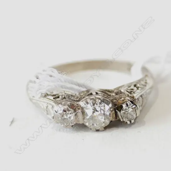 18CT 3 STONE DIAMOND RING C1930'S