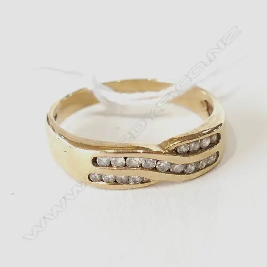 9CT GOLD DIAMOND CROSS-OVER RING 3.1GMS