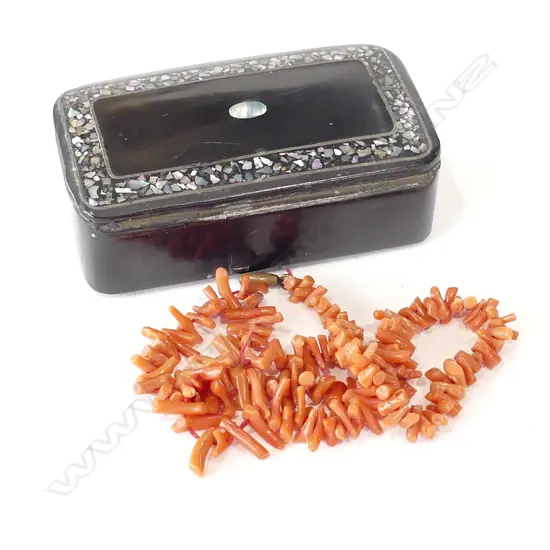 ANTIQUE RED CORAL NECKLACE & LACQUER SNUFF BOX