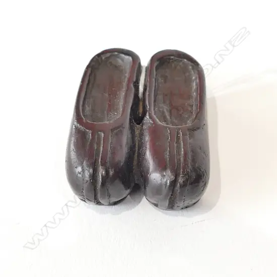 CHINESE NETSUKE AS A PR SHOES