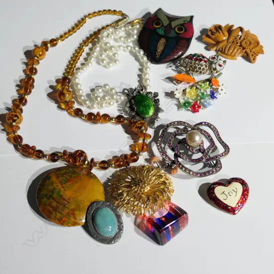 LOT ASST COSTUME JEWELLERY