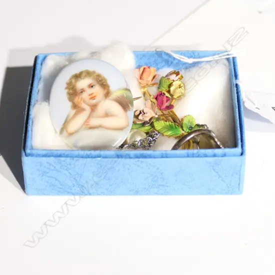 BOX LOT COSTUME JEWELLERY 