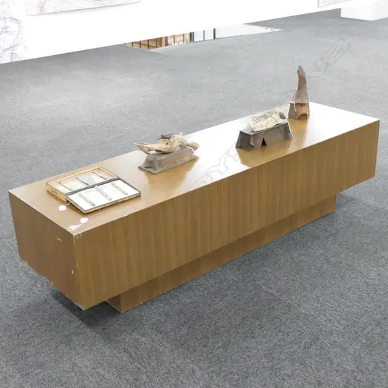 DISPLAY PLINTH W. 1700MM