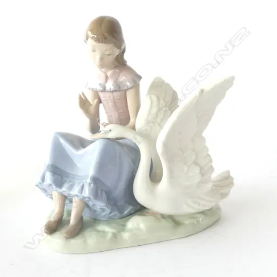 NAO BY LLADRO 'MY SWAN' 190MM H