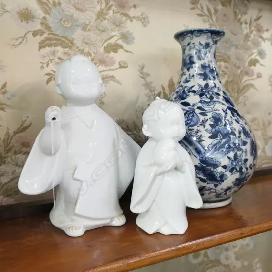 B/W VASE 270MM H AND 2 WHITE JAPANESE FIGURES