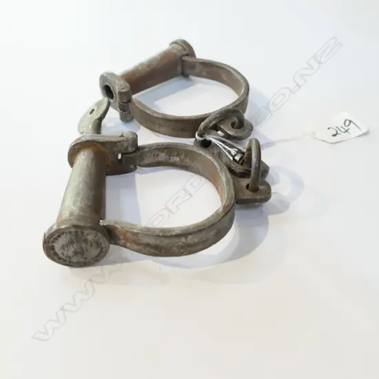 SET IRON HANDCUFFS