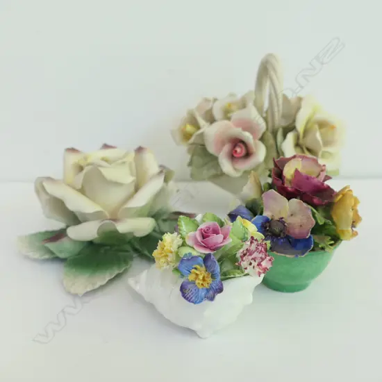 4 PORCELAIN FLORAL ARRANGEMENTS  (2AF)