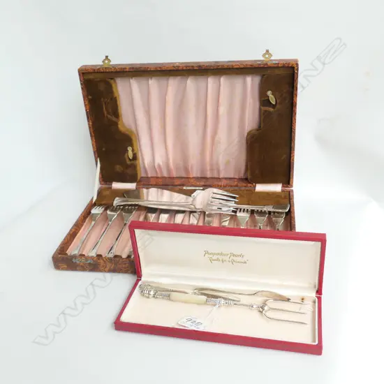 VINTAGE S/PLATE FISH SET CASED + 3 OTHER UTENSILS