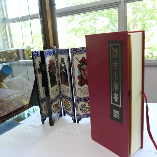 SMALL TABLE SCREEN DEPICTING  'PEKING OPERA' CHARACTERS 