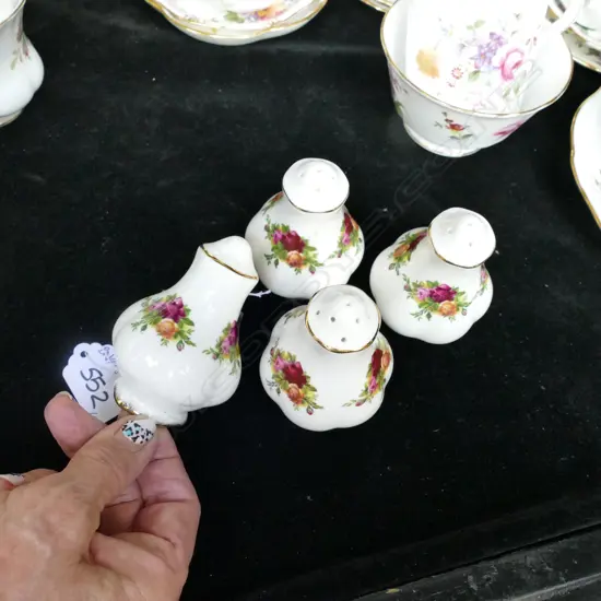 ROYAL ALBERT OLD COUNTRY ROSES 2 PAIR SALT & PEPPER SHAKERS