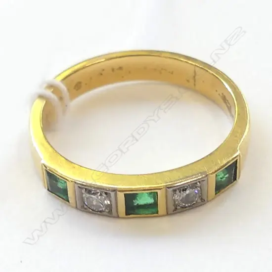 18CT GOLD DIAMOND AND EMERALD RING