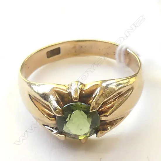 9CT YELLOW GOLD GREEN STONE? GENTS RING, 5.5 GM