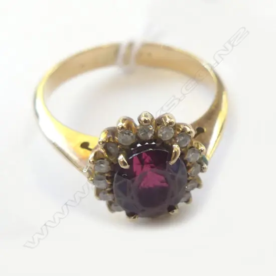 18CT GOLD GARNET & DIAMOND RING