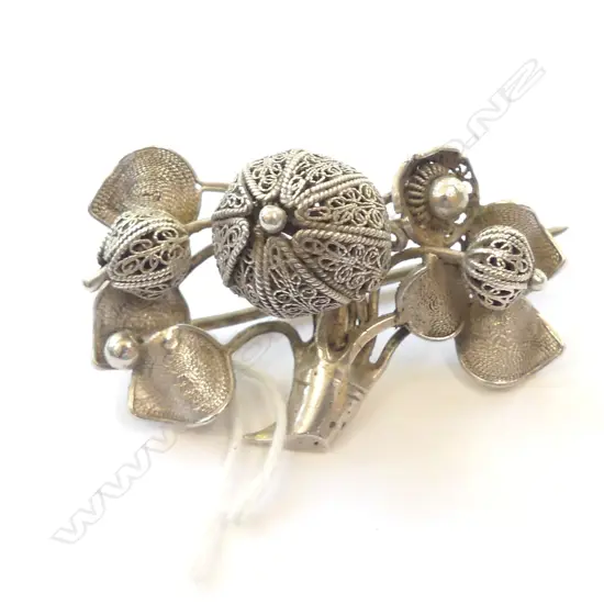 SILVER FILIGREE FLORAL BROOCH