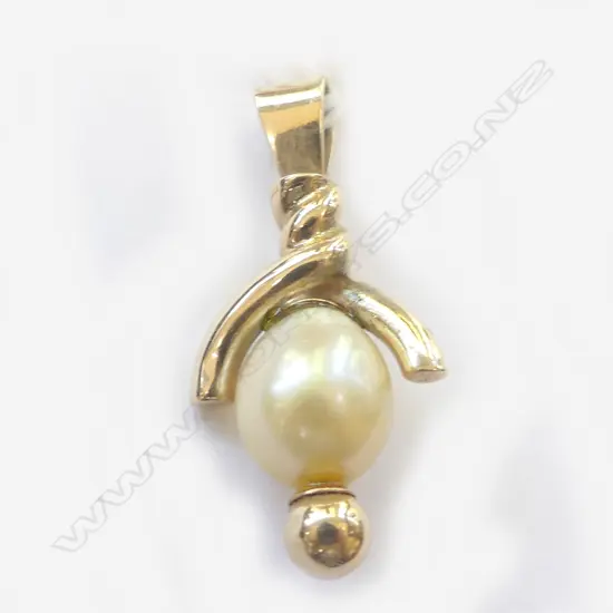 9CT GOLD AND PEARL PENDANT