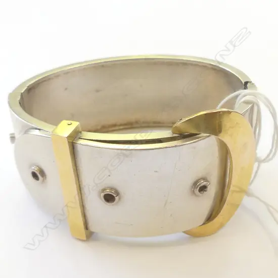 LG BANGLE IN SHAPE OF BELT BUCKLE, W. 26MM