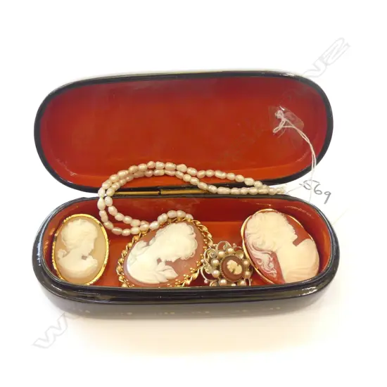 SMALL RUSSIAN PAPIER MACHE JEWELLERY BOX SIGNED & JEWELLERY,