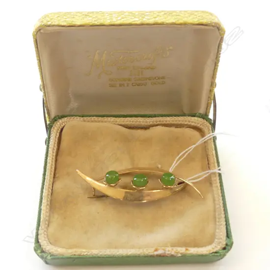 9CT GOLD THREE GREENSTONE LEAF BROOCH