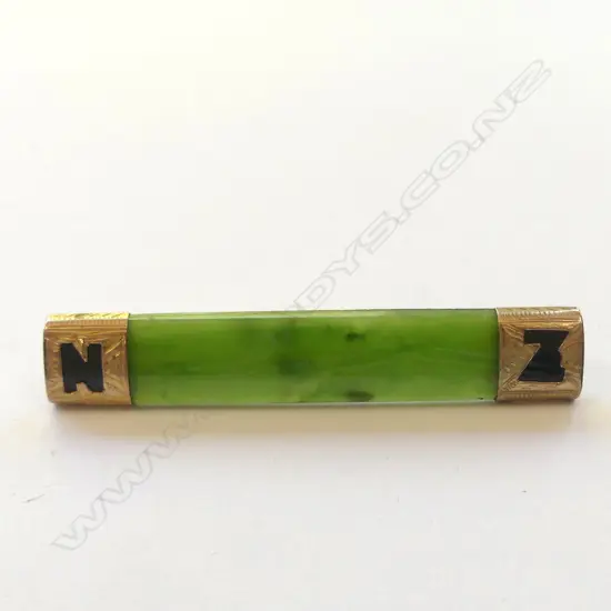 9CT GOLD GREENSTONE 'N.Z.' BAR BROOCH, L 56MM