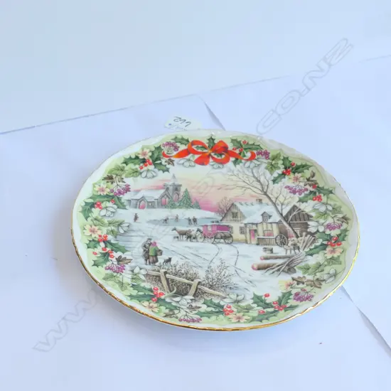 ROYAL ALBERT  THE COACHING INN AT CHRISTMAS 210MM DIA PLATE