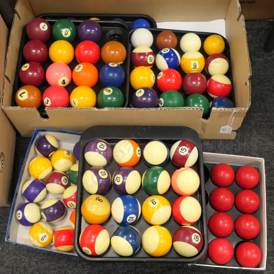 BOX LOT BILLARD BALLS