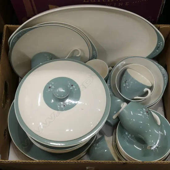 BOX LARGE ROYAL DOULTON DINNERSERVICE