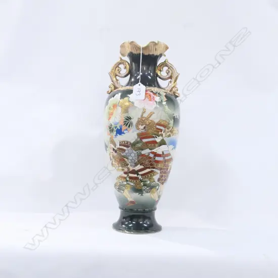 JAPANESE EARTHENWARE 2 HANDLED VASE DECORATED WITH SAMURAI