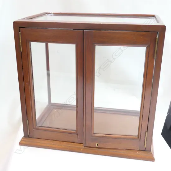 VINTAGE MAHOGANY DISPLAY CABINET 2 DOORS