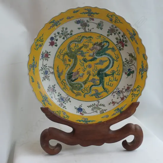 LARGE CHINESE PORCELAIN CHARGER DECORATED WITH GREEN DRAGONS ON EGG YOLK YELLOW GROUND, KAMGXI MARKS
