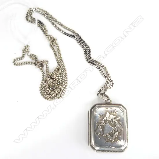 1913 SILVER LOCKET ON CHAIN. FLORAL & SHIELD TO LID