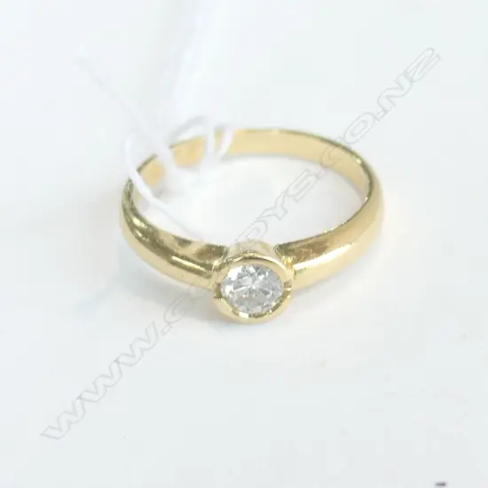 18CT GOLD AND DIAMOND RING