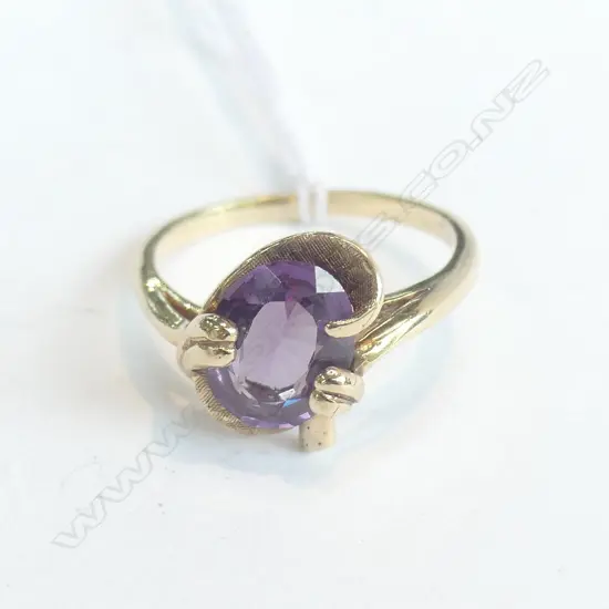 10CT GOLD AND FAUX ALEXANDRITE RING