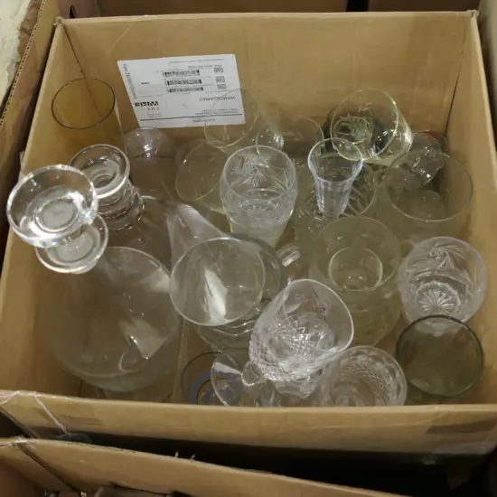 LOT ASST CRYSTAL AND GLASSWARE / DECANTER / GLASSES ETC